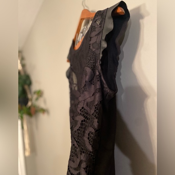 Black lace faux leather accents tank top size Medium Excellent Condition - Picture 2 of 8